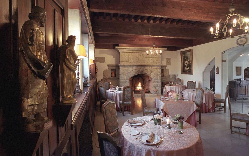 Chateau De Floure - Spa Et Piscine Exterieure Chauffee Carcassonne Restaurant photo